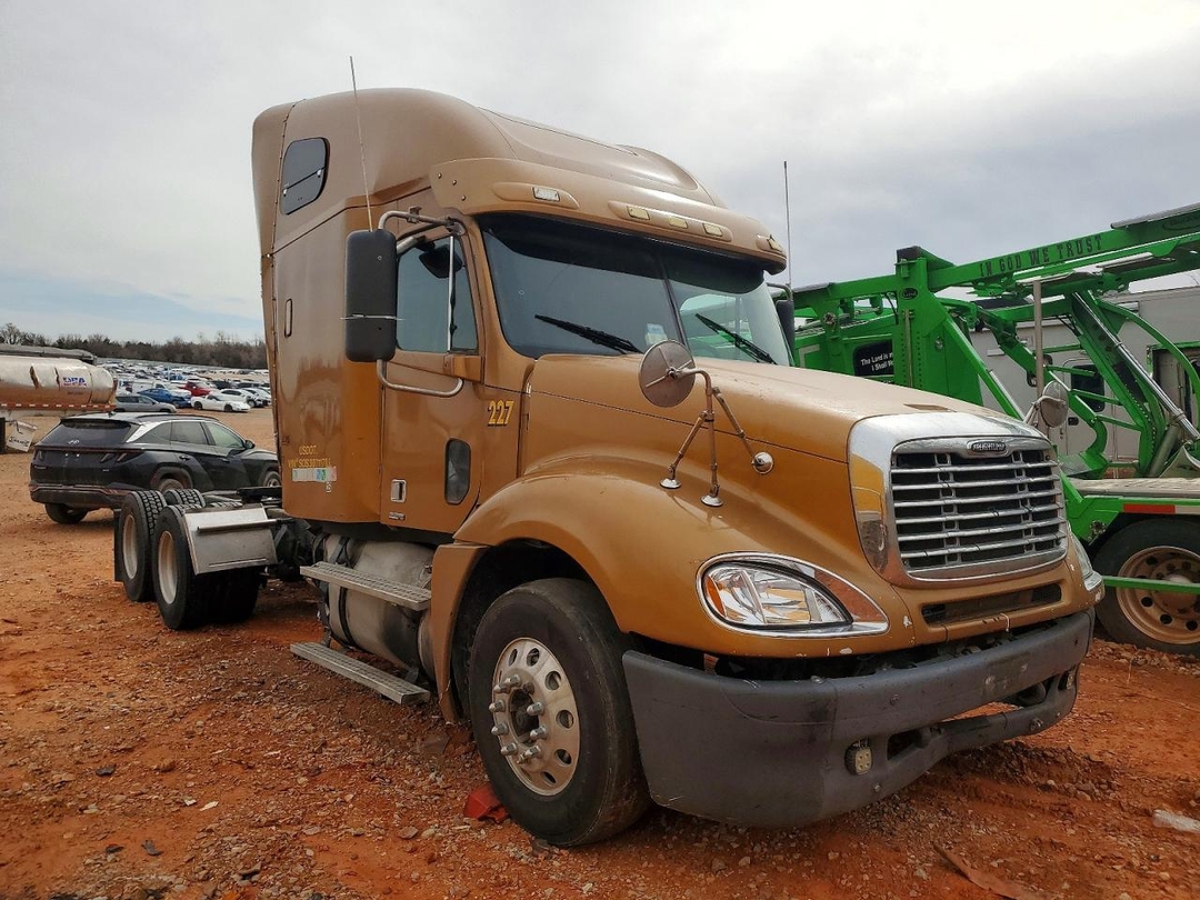 Vue de 2008 FREIGHTLINER COLUMBIA SEMI TRUCK, angle 1