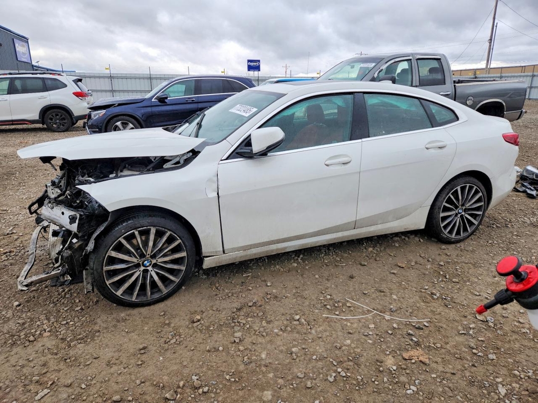 Vue de 2021 BMW 228XI, angle 1