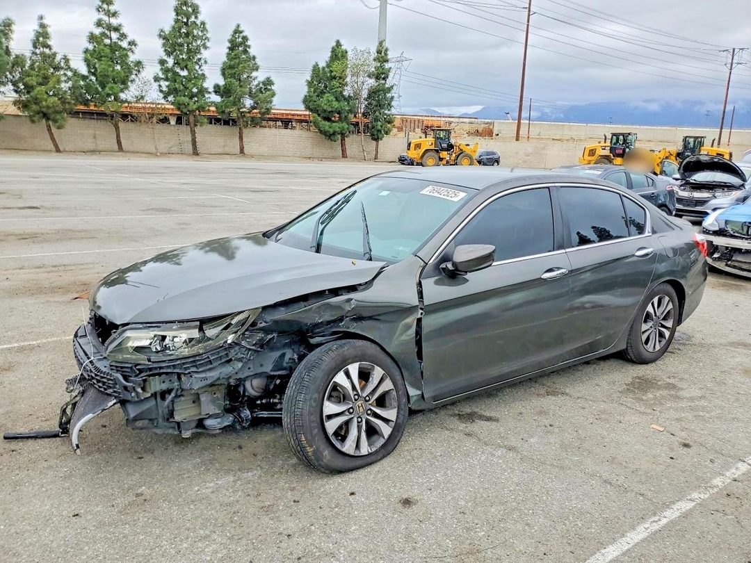 Vue de 2013 HONDA ACCORD LX, angle 1