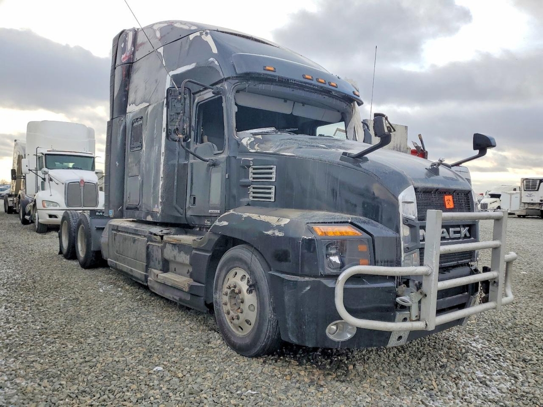 Vista de 2022 MACK ANTHEM SEMI TRUCK, ángulo 1