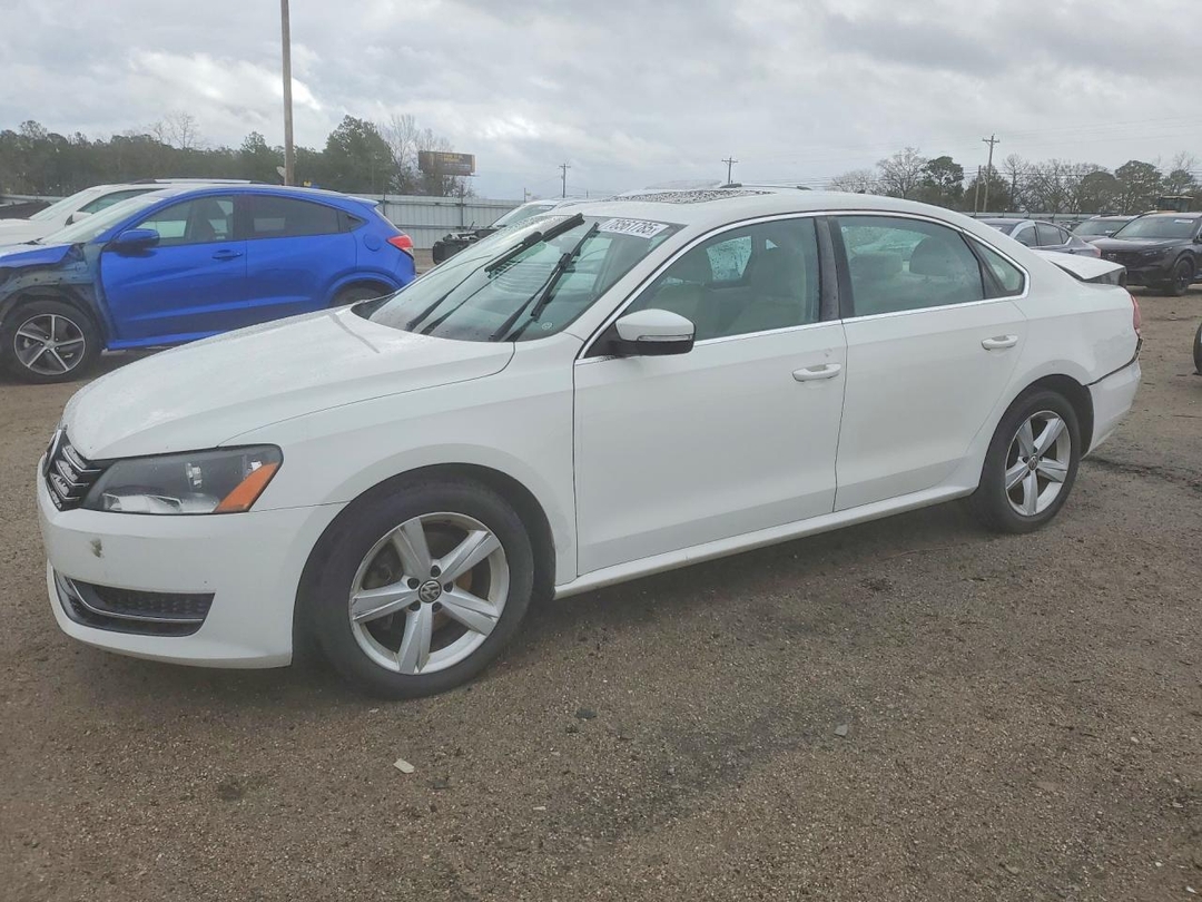 Вид 2013 VOLKSWAGEN PASSAT SE, угол 1