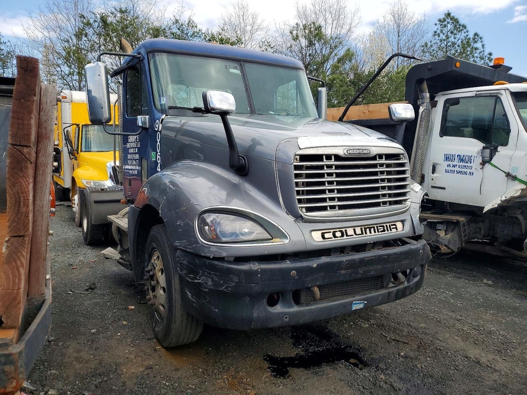 منظر 2007 FREIGHTLINER COLUMBIA 120 SEMI TRUCK، زاوية 1