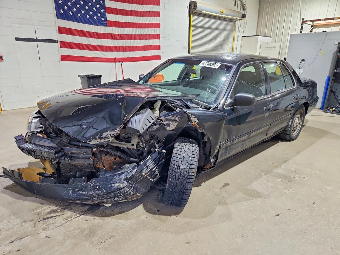 Vue de 2006 FORD CROWN VICTORIA POLICE INTERCEPTOR, angle 1