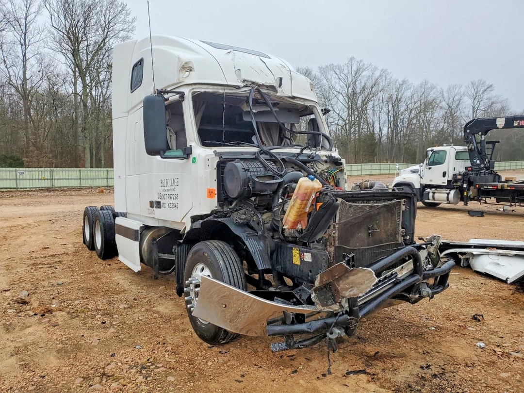 Vista de 2005 VOLVO VNL SEMI TRUCK, ángulo 1