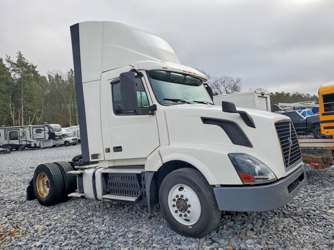 Vue de 2017 VOLVO VNL SEMI TRUCK, angle 1