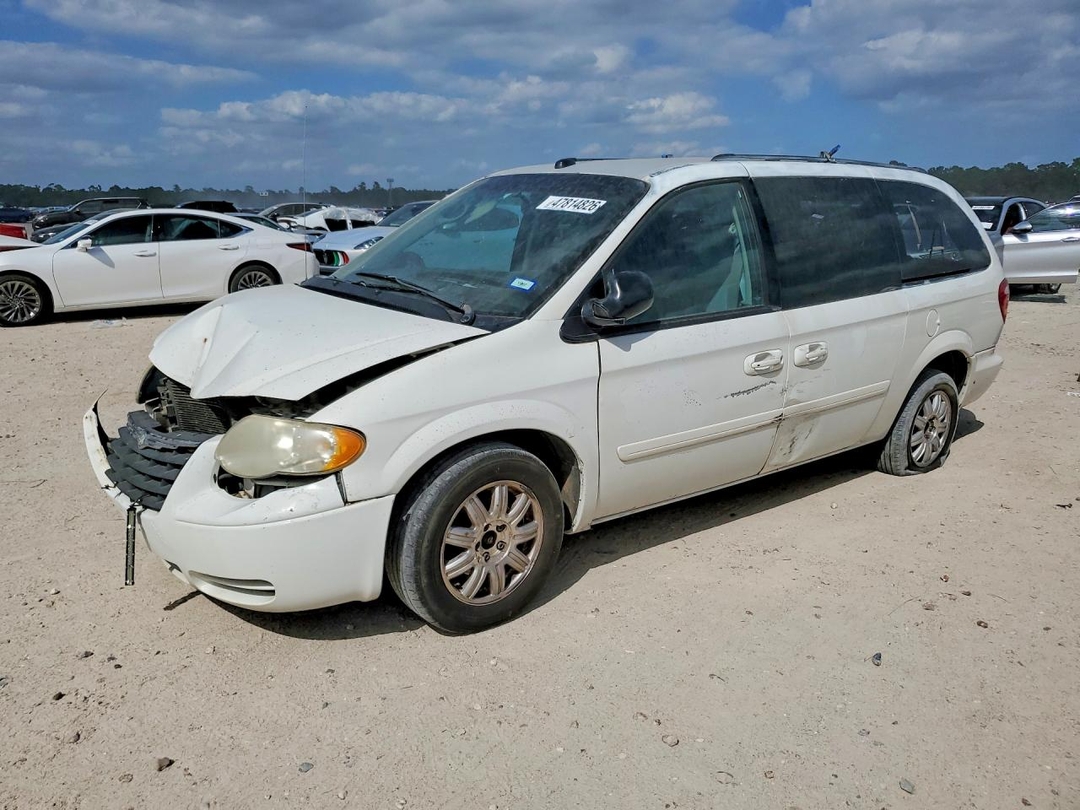 Vue de 2005 CHRYSLER TOWN &amp; COUNTRY LX, angle 1