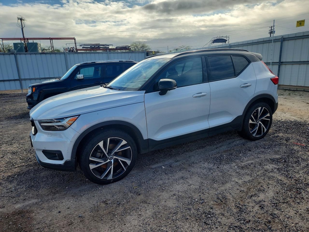 Vue de 2020 VOLVO XC40 T5 R-DESIGN, angle 1