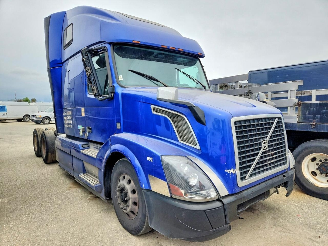 Vue de 2016 VOLVO VNL SEMI TRUCK, angle 1