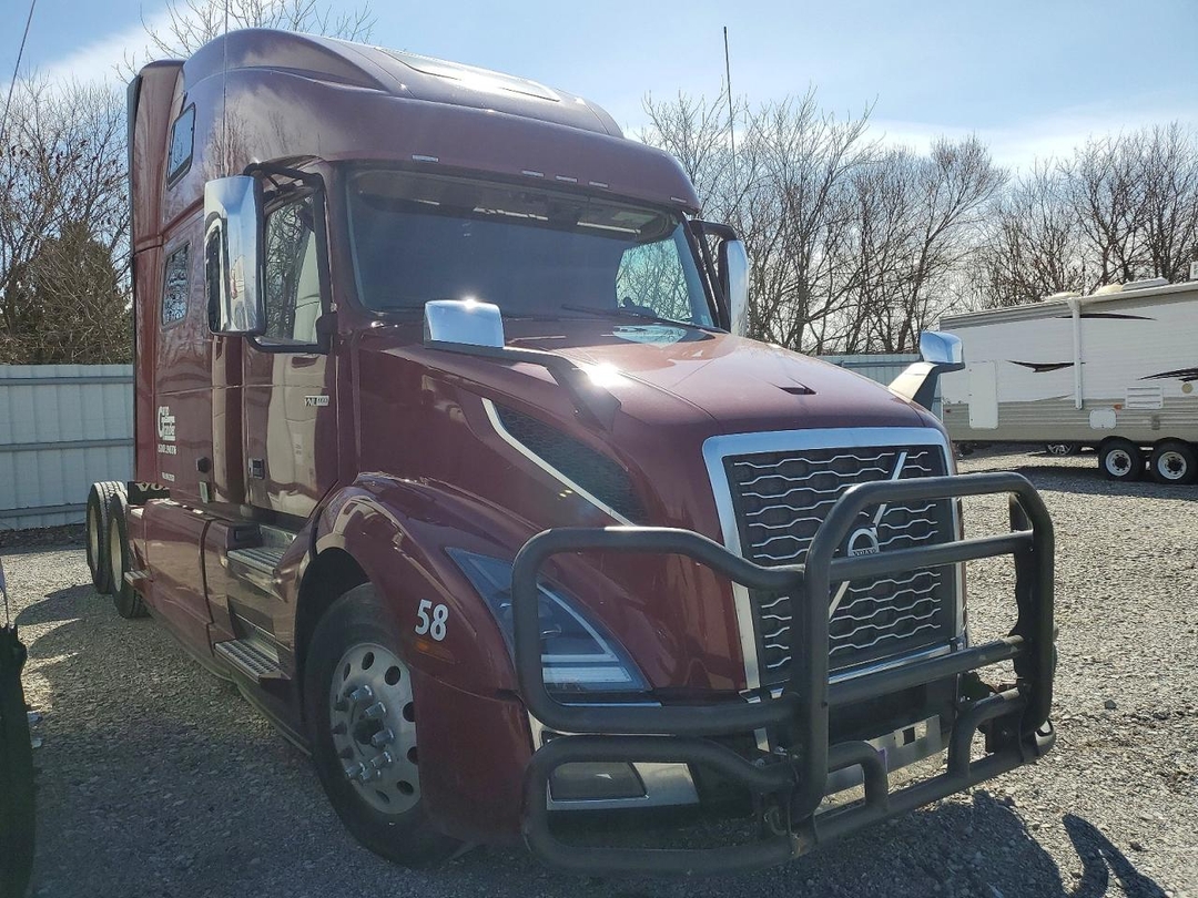 Vista de 2024 VOLVO VNL SEMI TRUCK, ángulo 1