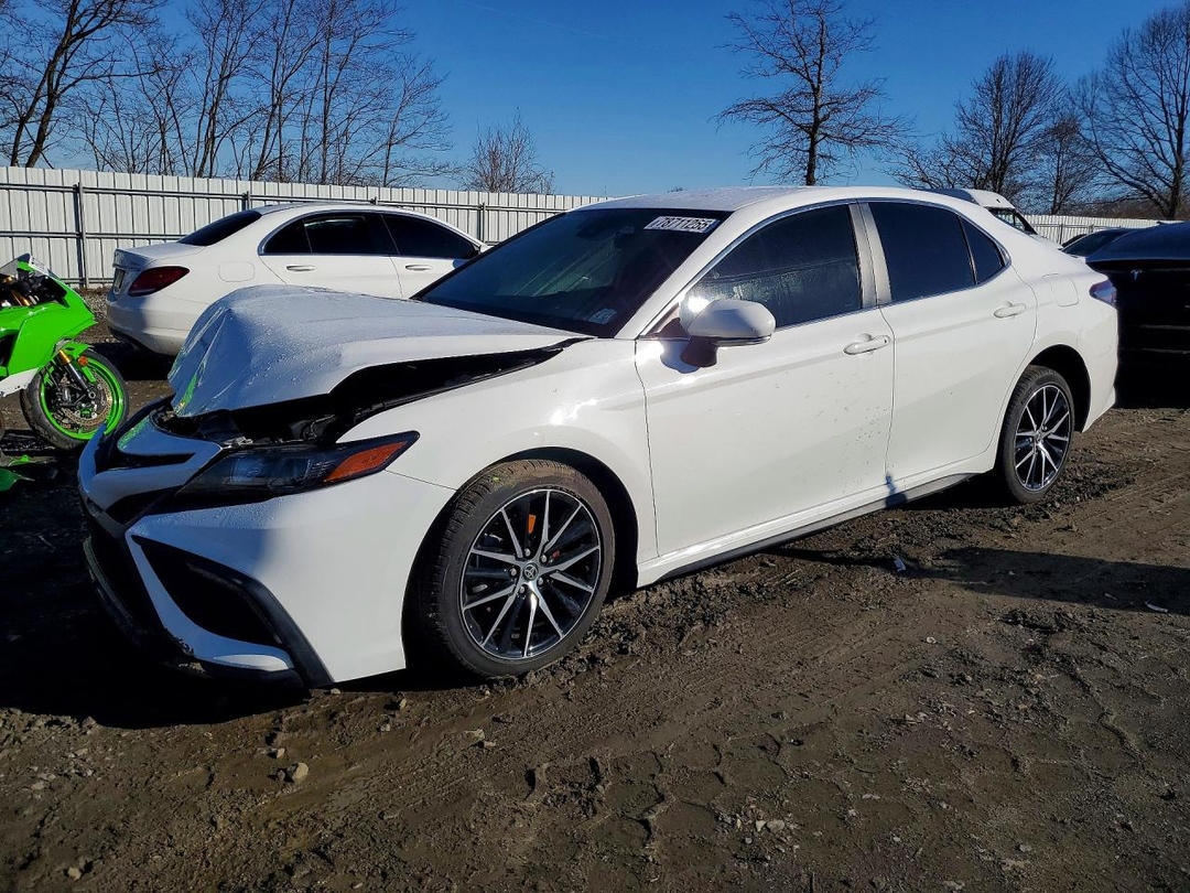 Vue de 2022 TOYOTA CAMRY SE, angle 1