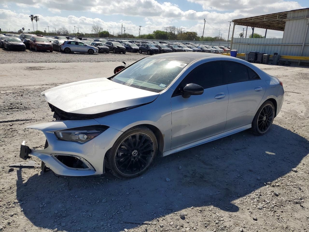 Vue de 2022 MERCEDES-BENZ CLA 250, angle 1