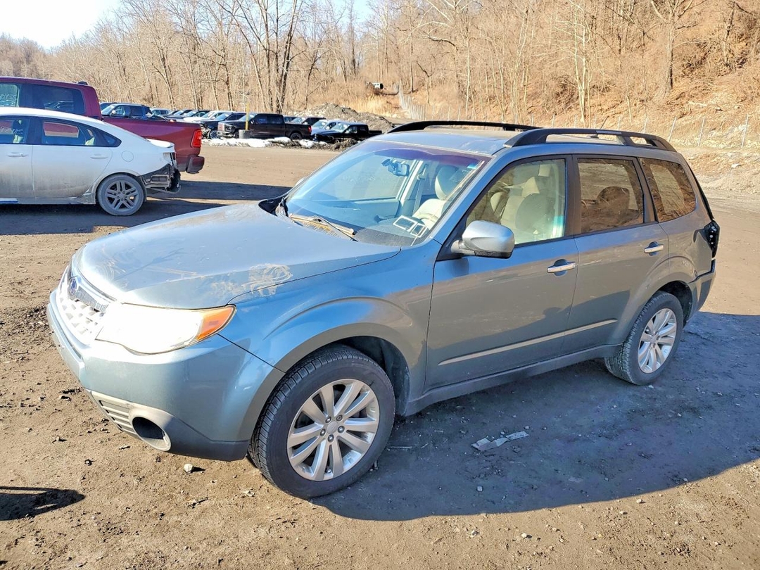 Vue de 2013 SUBARU FORESTER 2.5X PREMIUM, angle 1
