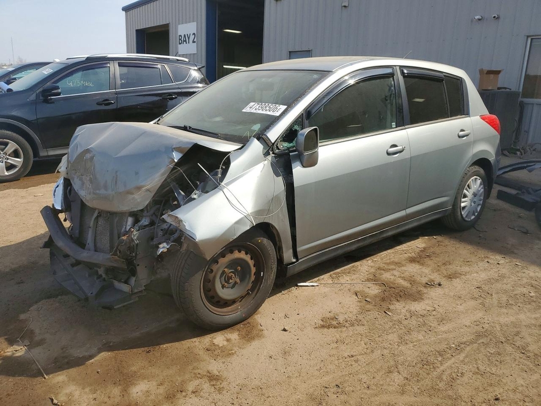 Vista de 2010 NISSAN VERSA 1.8 S, ángulo 1