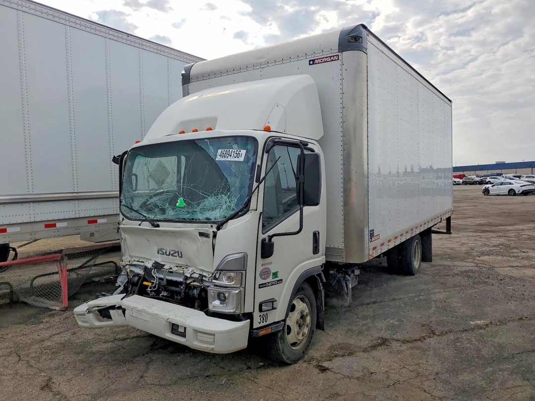 منظر 2023 ISUZU NPR XD BOX TRUCK، زاوية 1