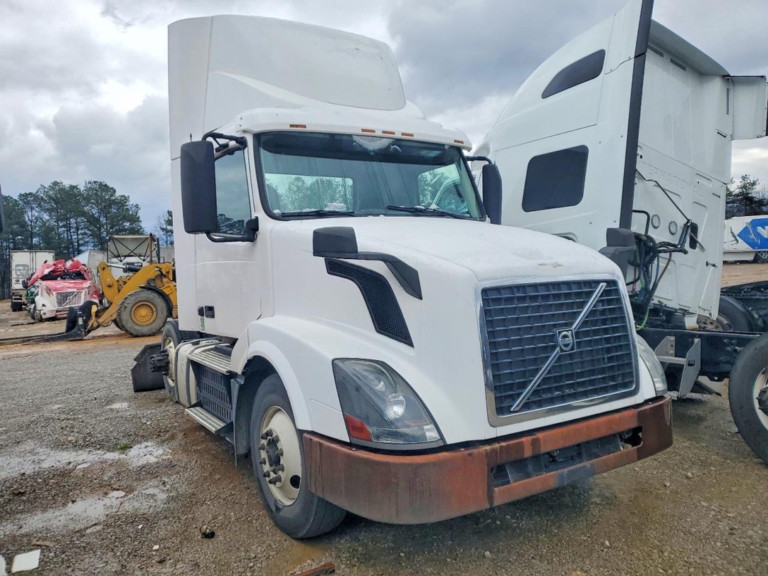 Vista de 2015 VOLVO VNL SEMI TRUCK, ángulo 1