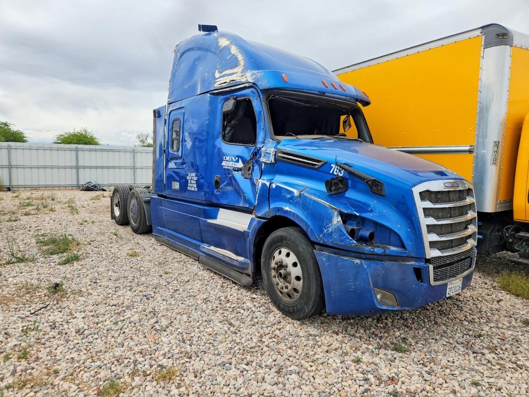 Вид 2022 FREIGHTLINER CASCADIA 126" SLEEPER CAB SEMI TRUCK, угол 1