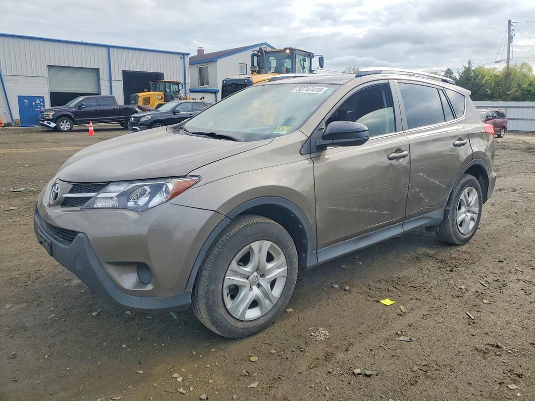Вид 2015 TOYOTA RAV4 LE, угол 1