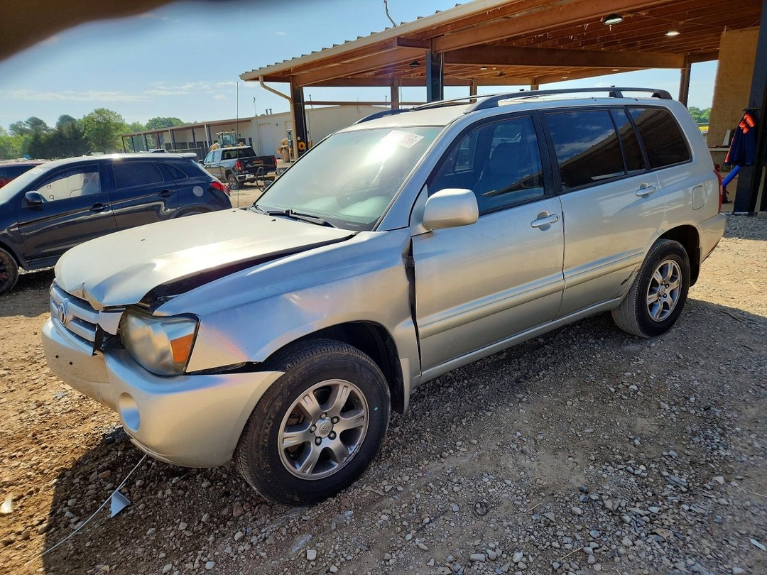 Vue de 2004 TOYOTA HIGHLANDER BASE, angle 1