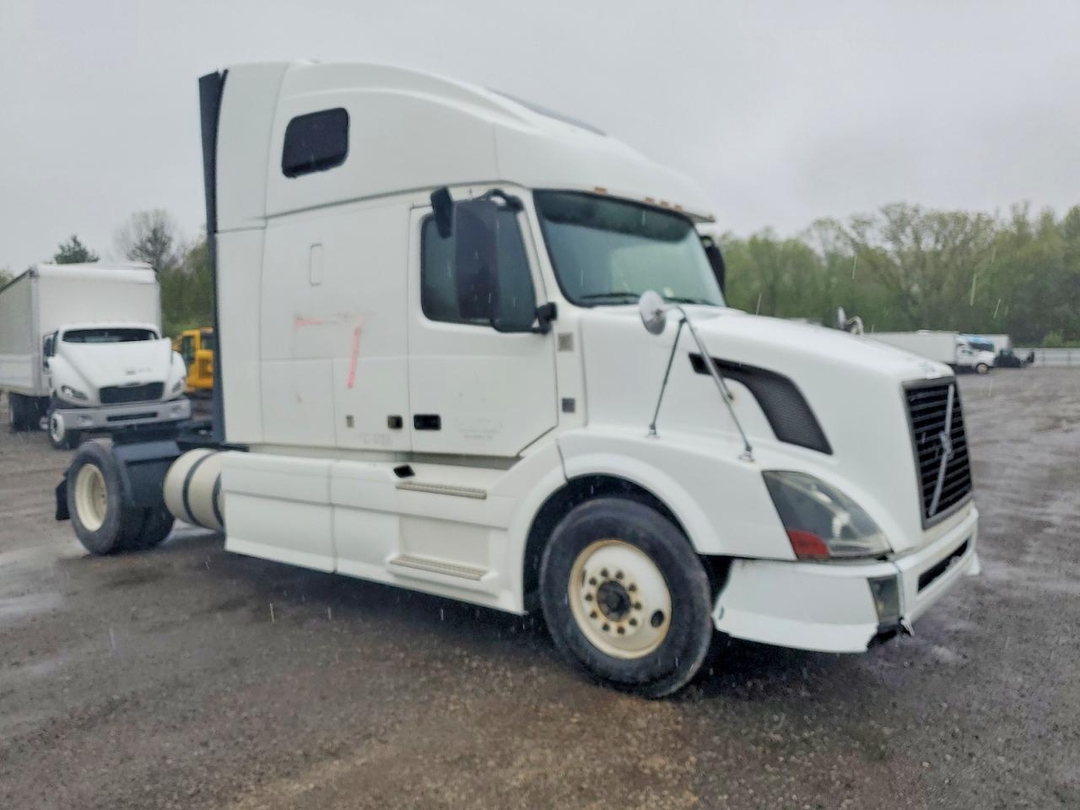 Vista de 2012 VOLVO VNL SEMI TRUCK, ángulo 1