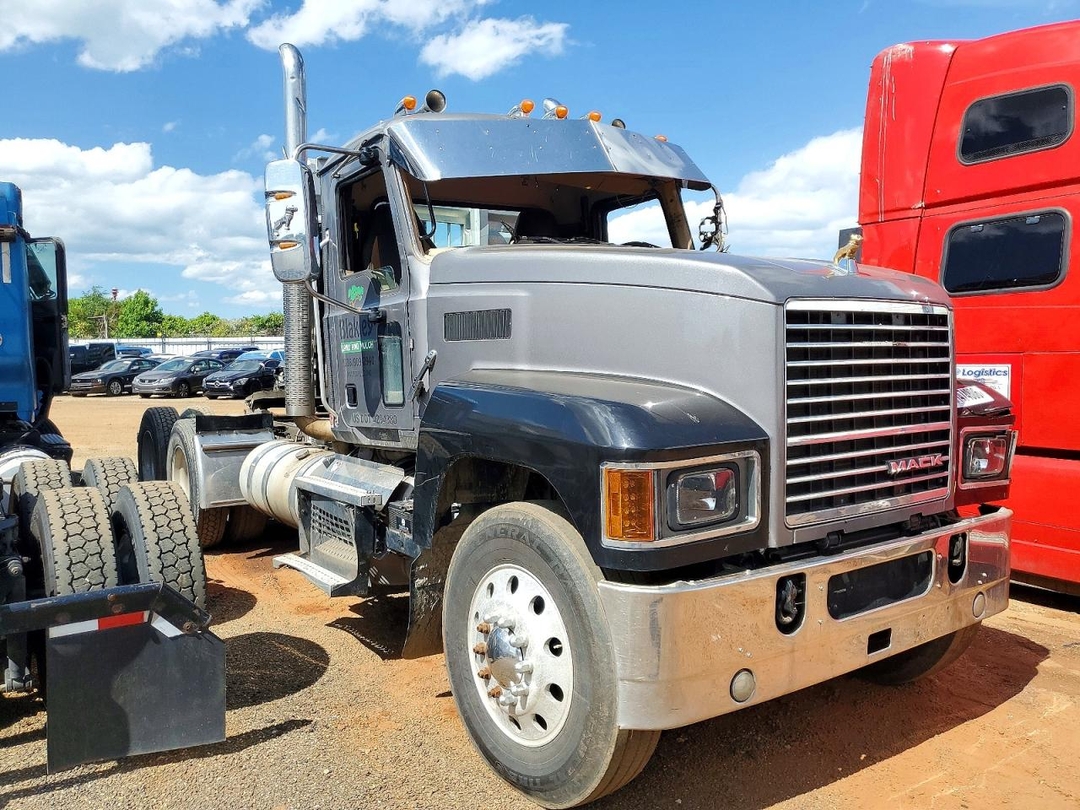 Vue de 2020 MACK PINNACLE SEMI TRUCK, angle 1