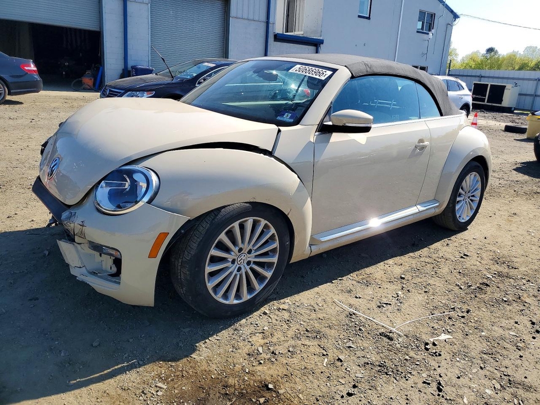 Vue de 2019 VOLKSWAGEN BEETLE S, angle 1