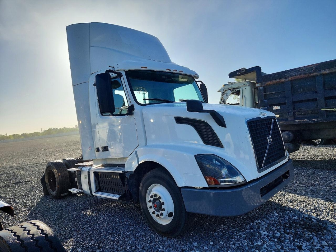 منظر 2017 VOLVO VNL SEMI TRUCK، زاوية 1