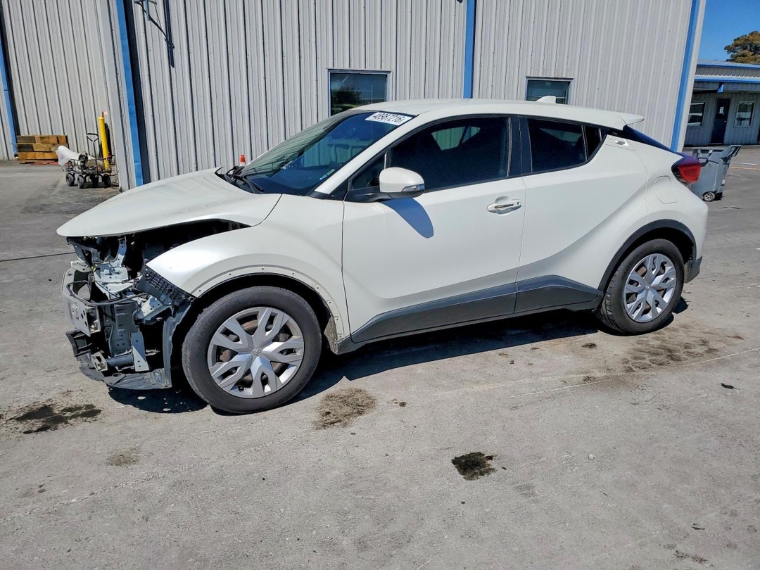 منظر 2021 TOYOTA C-HR LE، زاوية 1