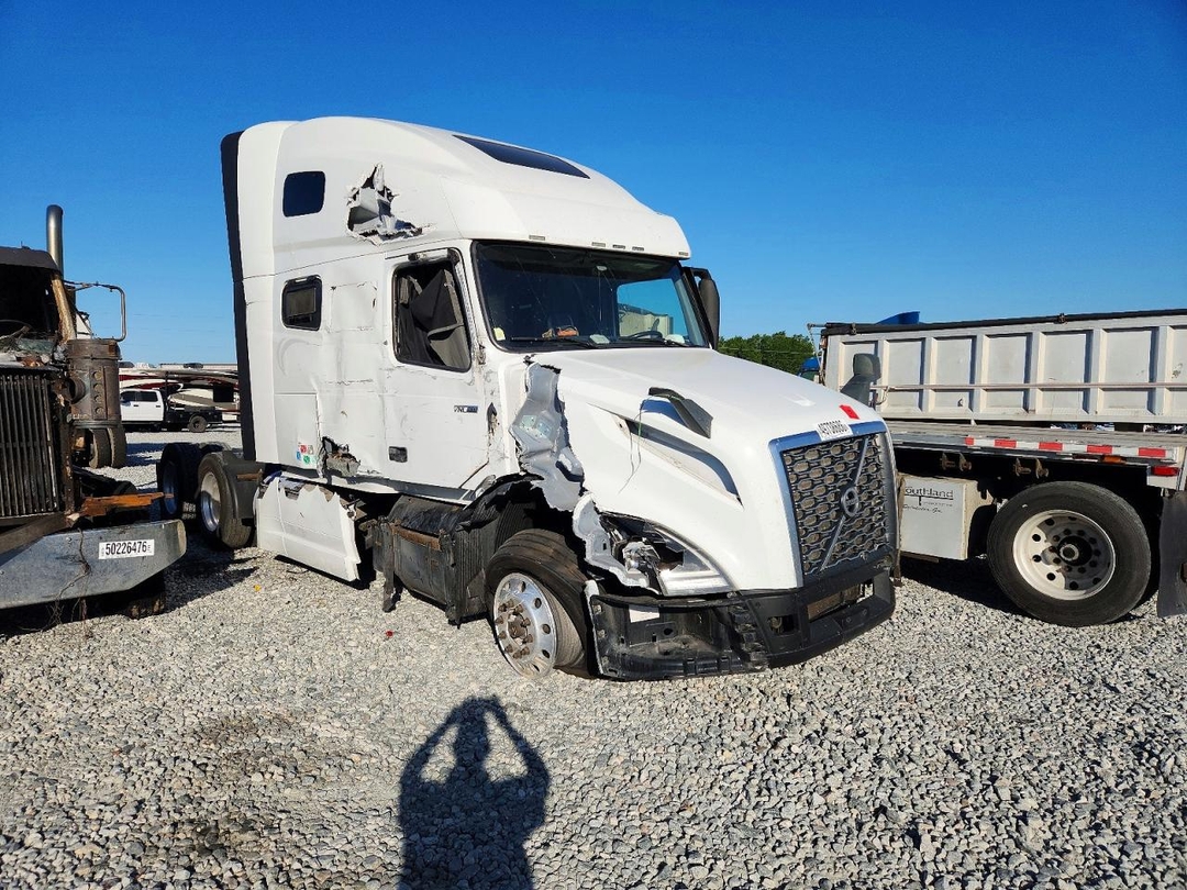 Vue de 2019 VOLVO VNL SEMI TRUCK, angle 1
