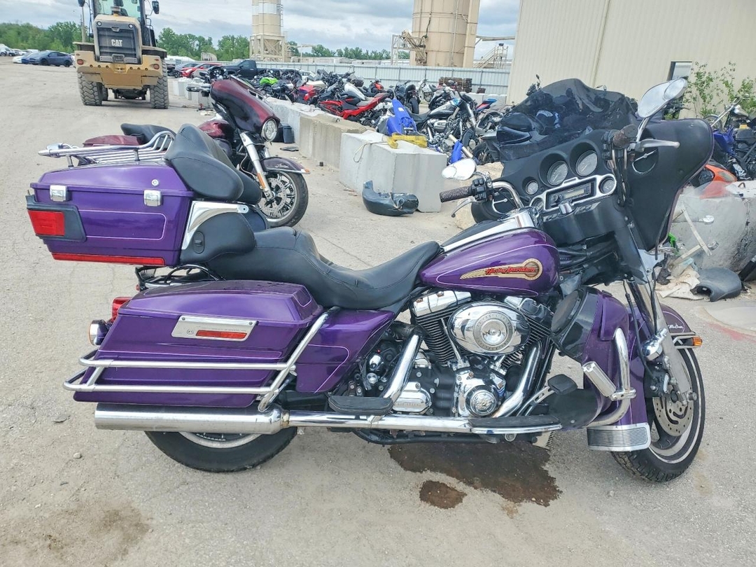 Vue de 2007 HARLEY-DAVIDSON FLTC ULTRA SHRINE, angle 1