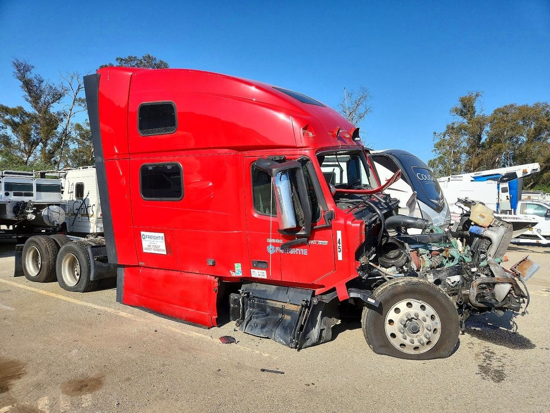Vista de 2024 VOLVO VNL SEMI TRUCK, ángulo 1