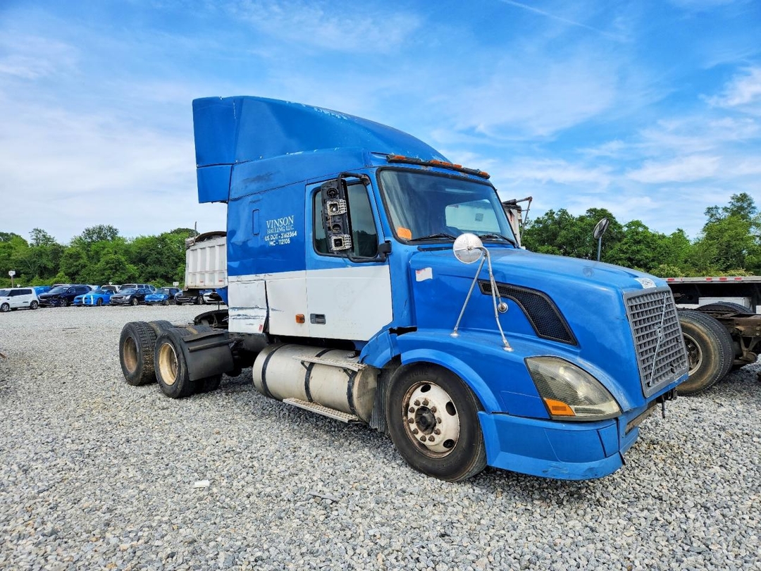 منظر 2006 VOLVO VNL SEMI TRUCK، زاوية 1