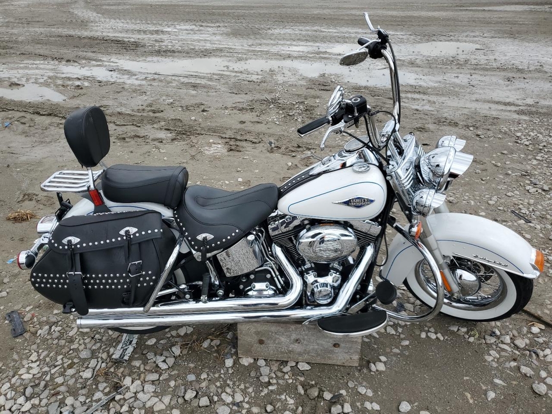 Vue de 2013 HARLEY-DAVIDSON FLSTC HERITAGE SOFTAIL CLASSIC, angle 1