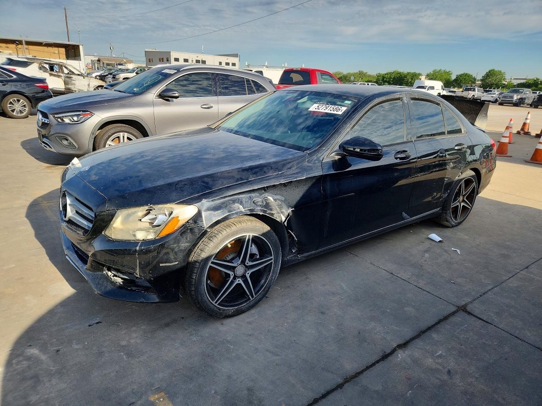 Vue de 2016 MERCEDES-BENZ C 300, angle 1