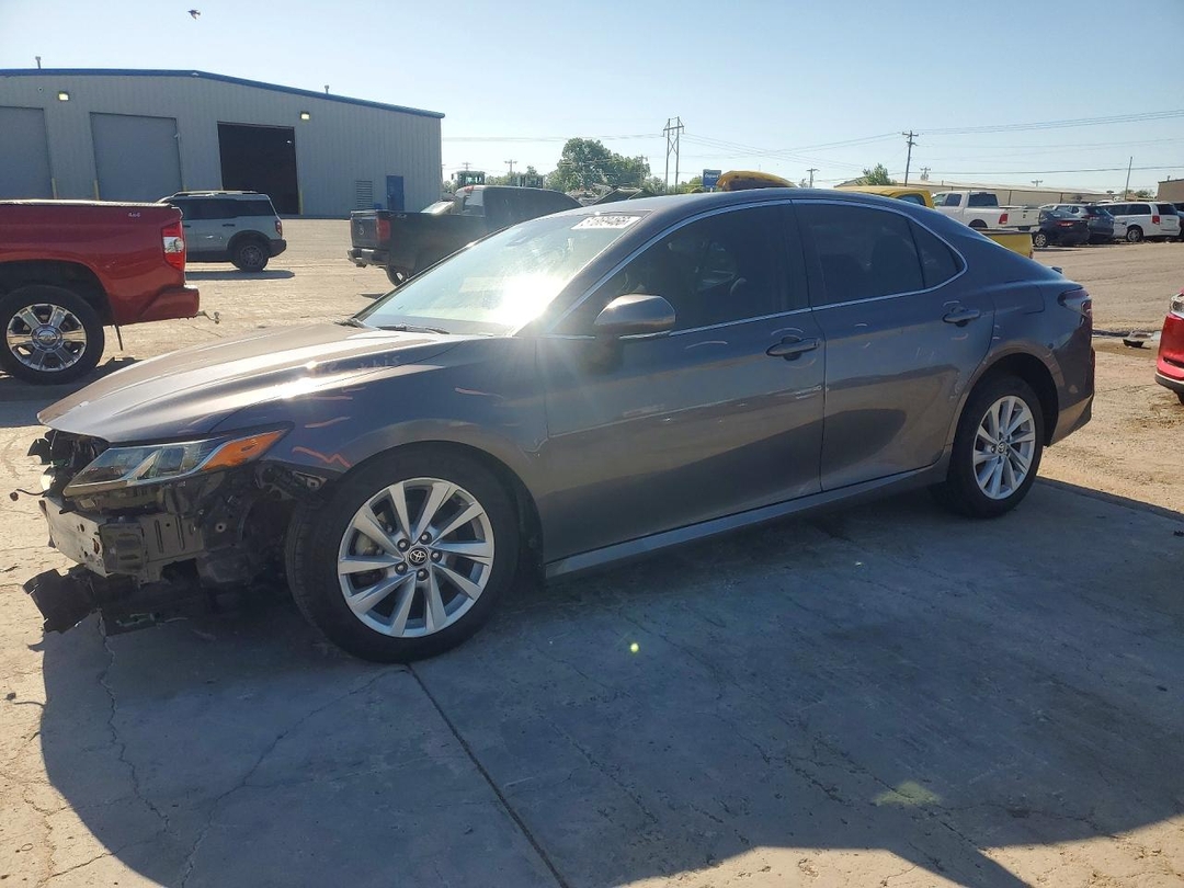 Vue de 2023 TOYOTA CAMRY LE, angle 1