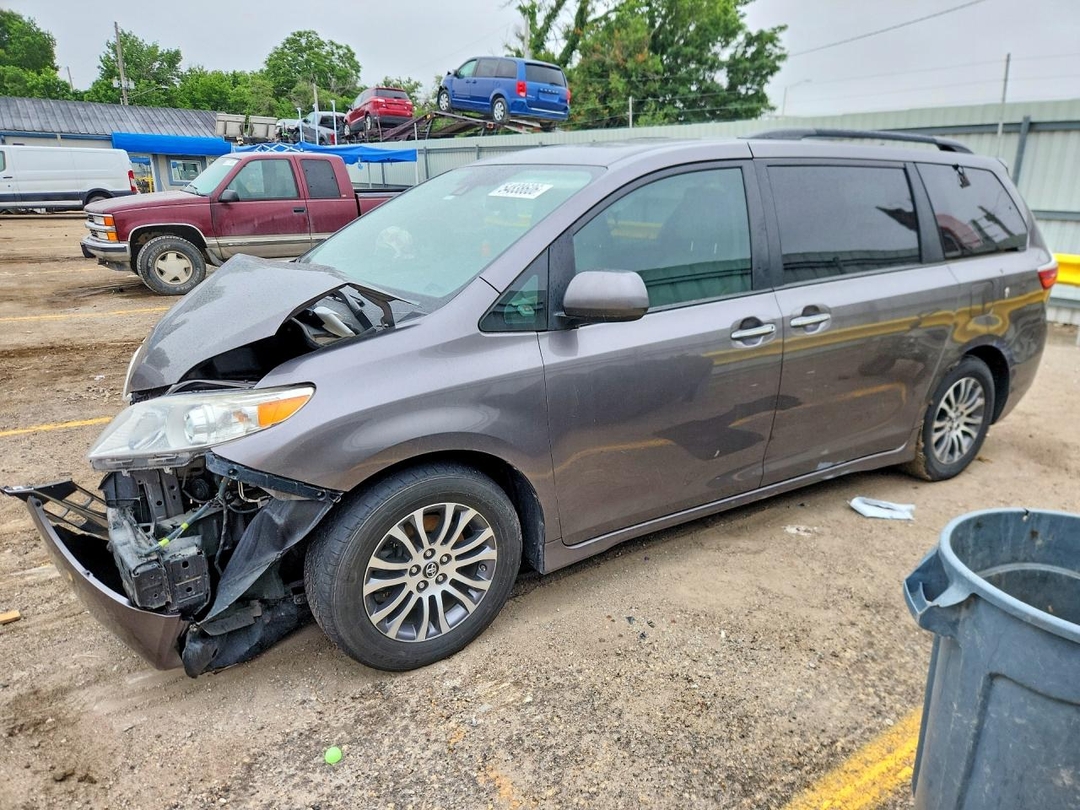 Vedere 2020 TOYOTA SIENNA XLE 8-PASSENGER, unghi 1