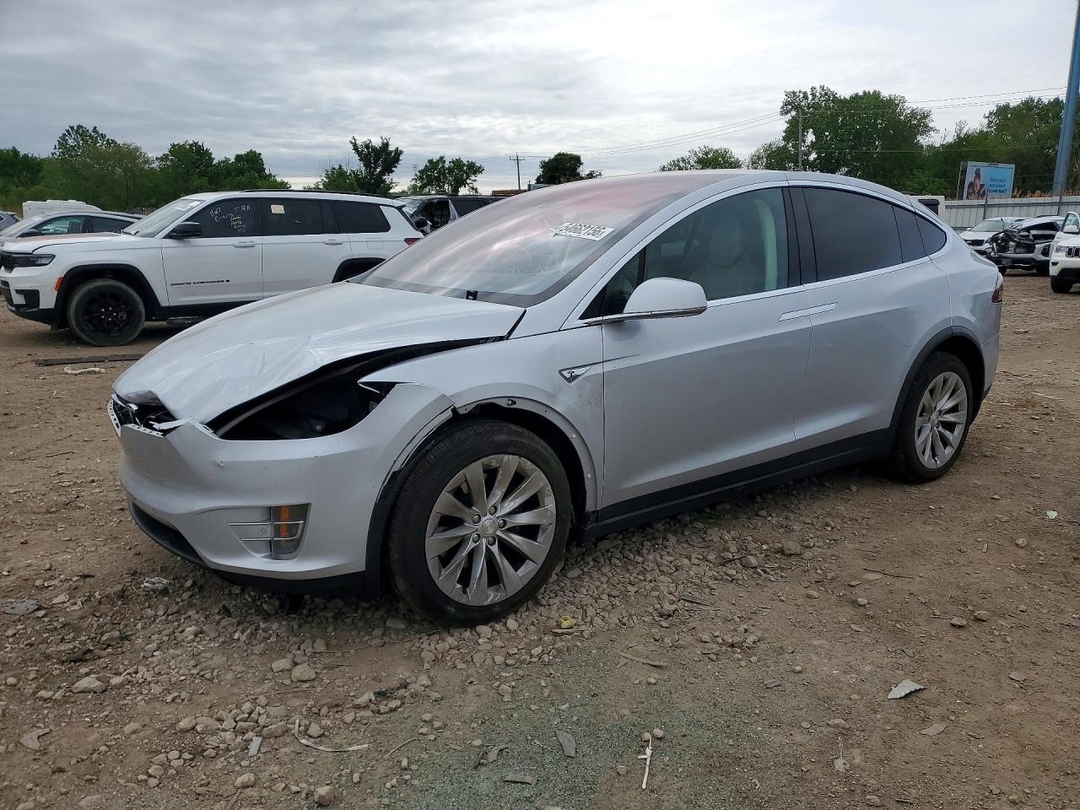 Vue de 2016 TESLA MODEL X, angle 1