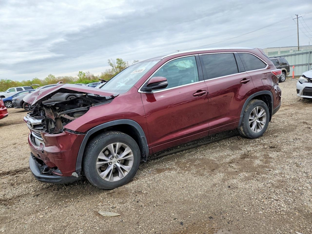 Vue de 2015 TOYOTA HIGHLANDER XLE, angle 1
