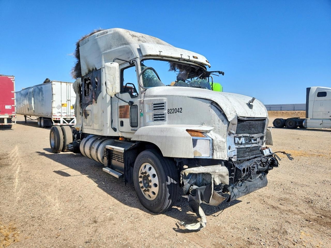 منظر 2022 MACK ANTHEM SEMI TRUCK، زاوية 1