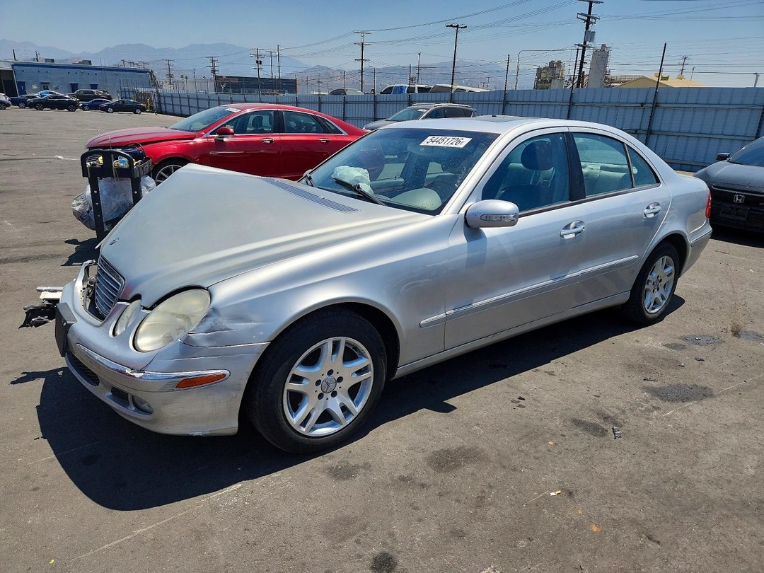 Vista de 2004 MERCEDES-BENZ E 320, ángulo 1