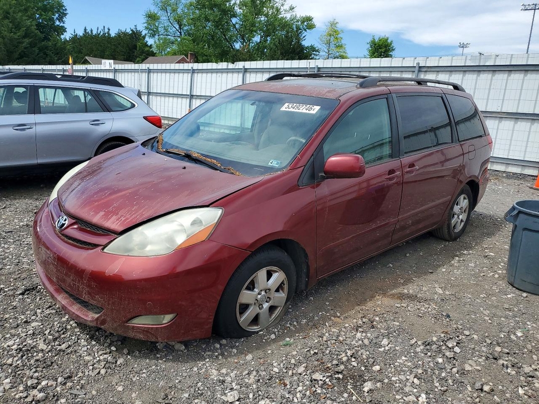 Vue de 2008 TOYOTA SIENNA, angle 1