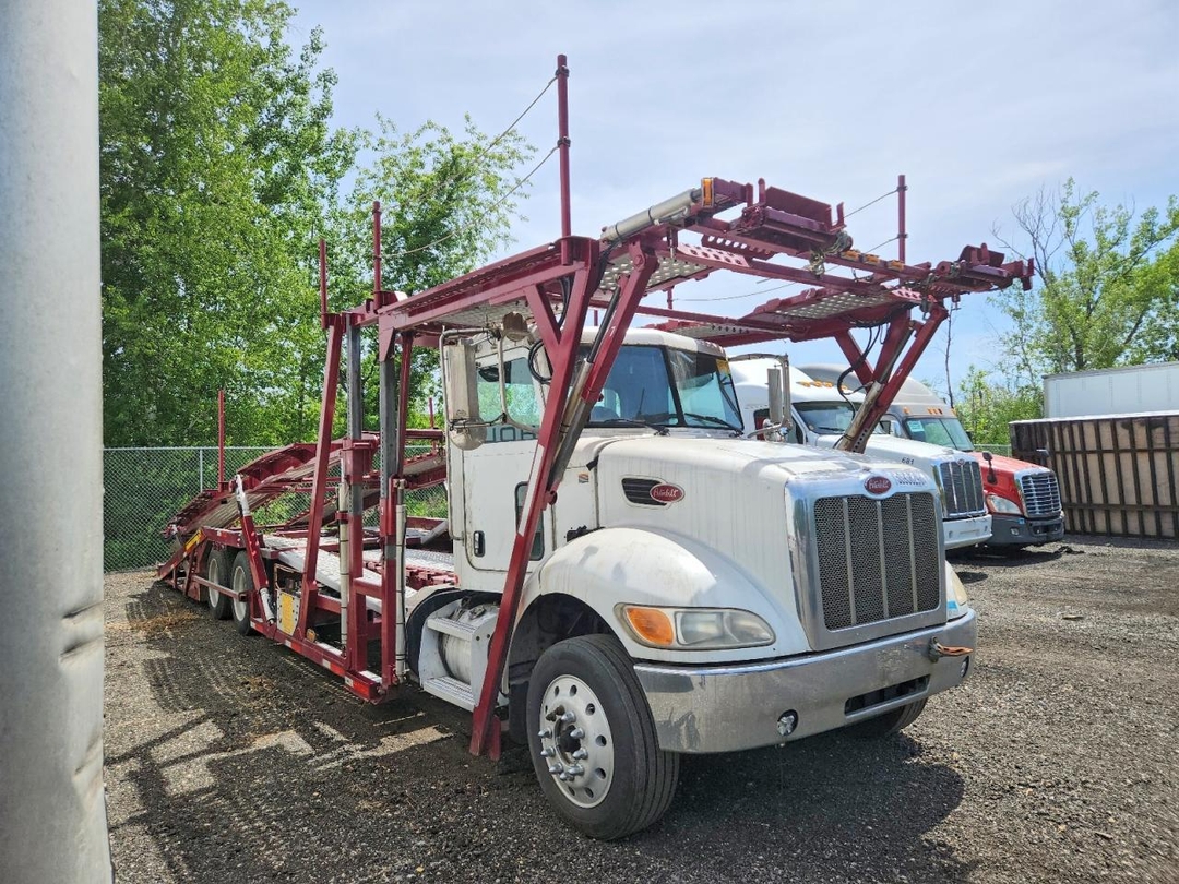 Vista de 2012 PETERBILT 348 CAR HAULER TRUCK, ángulo 1