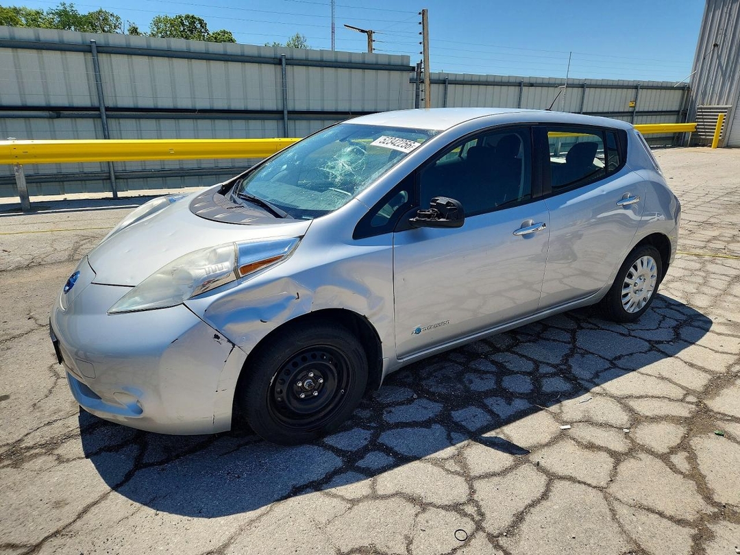 Вид 2015 NISSAN LEAF S, угол 1