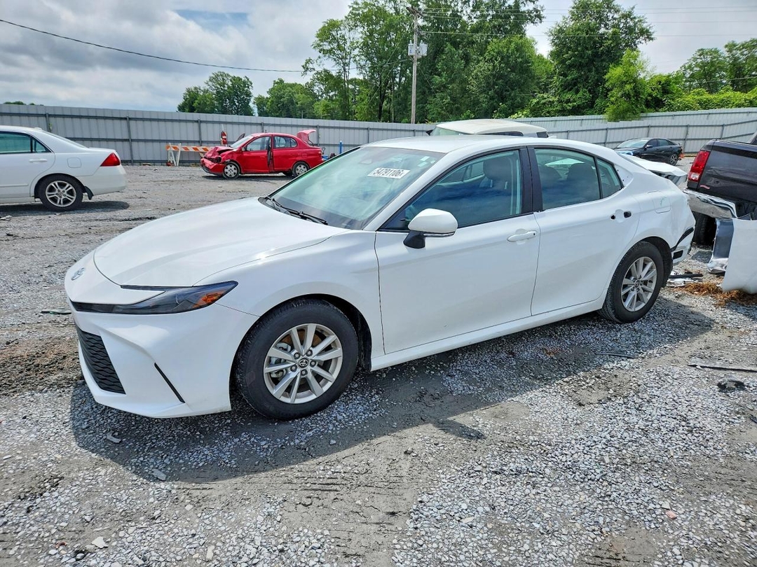 Вид 2025 TOYOTA CAMRY LE, угол 1