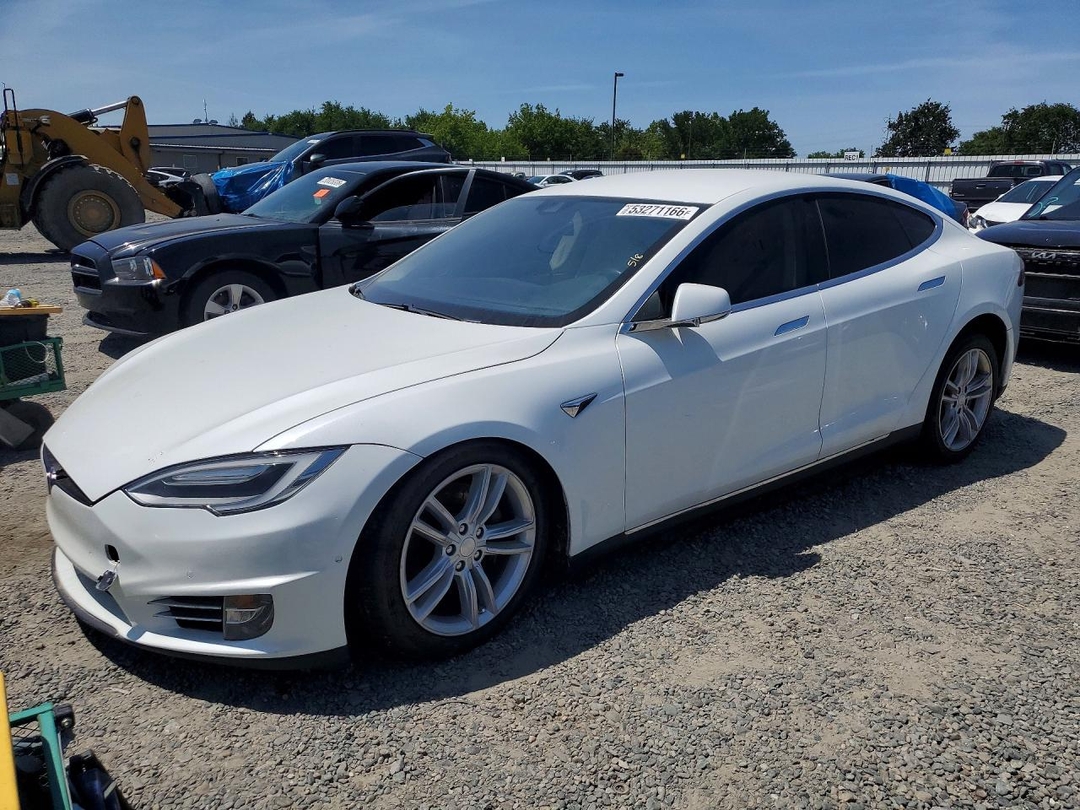 Vue de 2015 TESLA MODEL S, angle 1