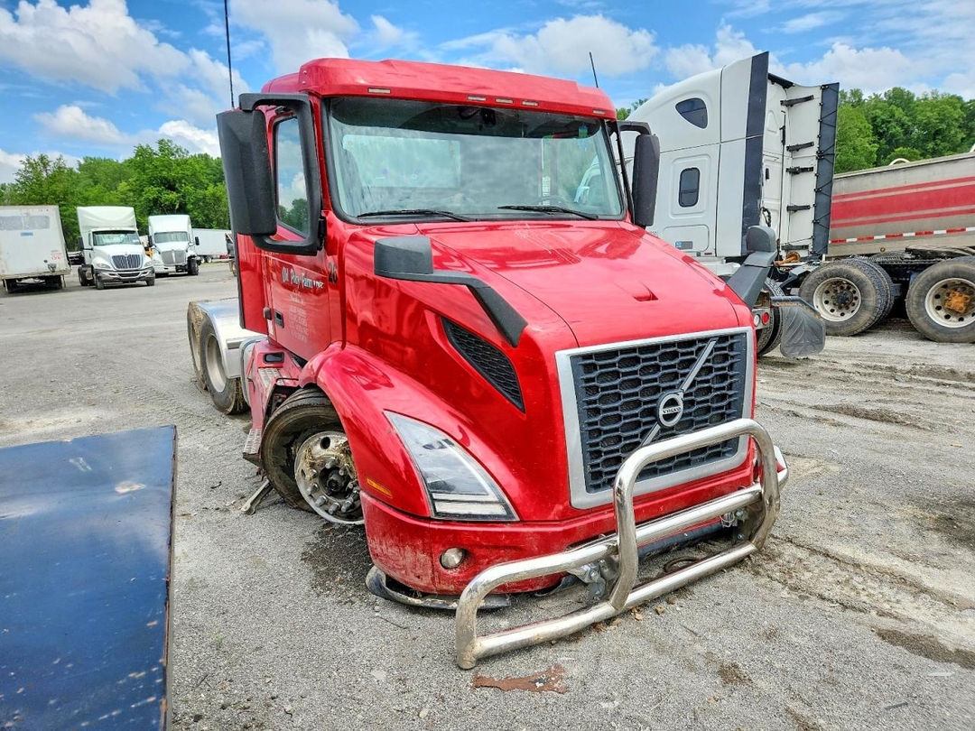 Вид 2020 VOLVO VNR SEMI TRUCK, угол 1