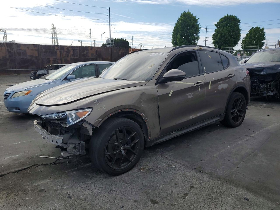 Vue de 2019 ALFA ROMEO STELVIO, angle 1