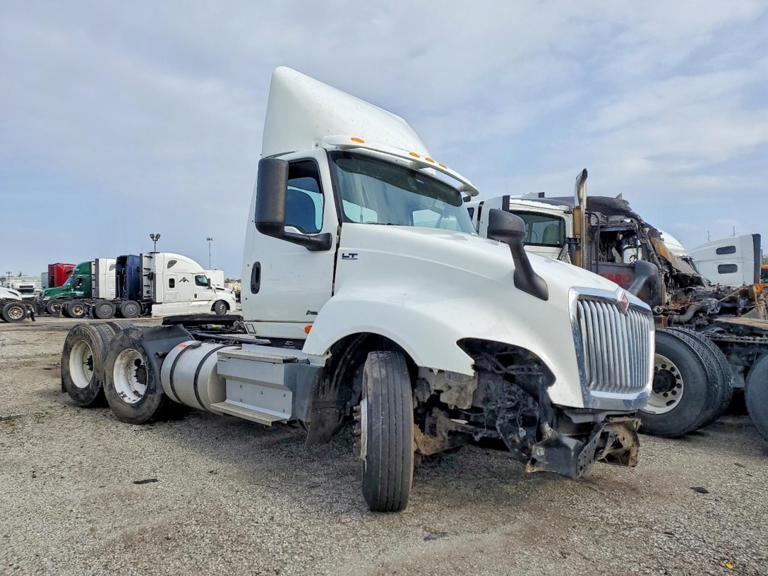 منظر 2023 INTERNATIONAL LT625 SEMI TRUCK، زاوية 1