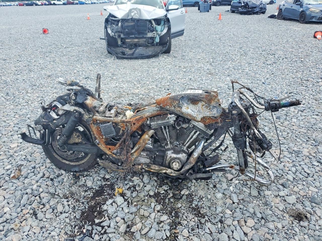 Вид 2004 HARLEY-DAVIDSON FLHPI, угол 1