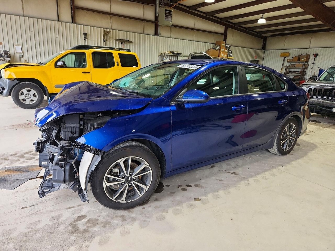Vue de 2023 KIA FORTE LXS, angle 1