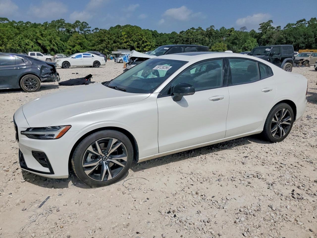 Vista de 2024 VOLVO S60 CORE, ángulo 1